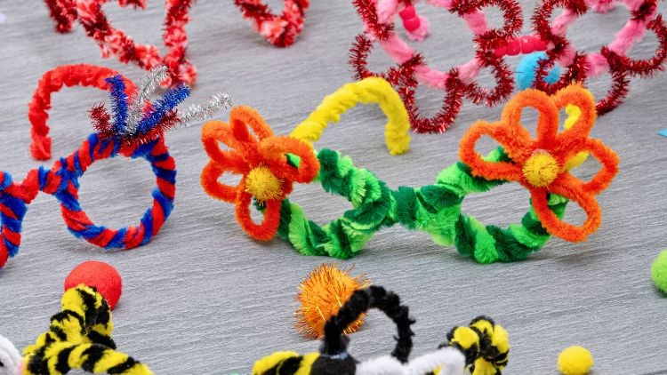 Lustige und bunte Faschingsbrille aus Pfeifenputzern gebastelt