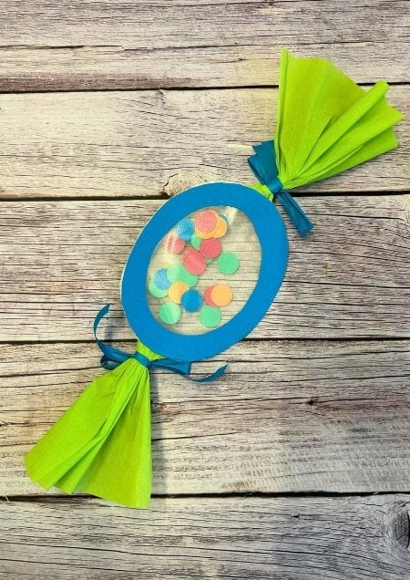 Transparentes Bonbon gebastelt aus einer Prospekthülle, gefüllt mit Konfetti