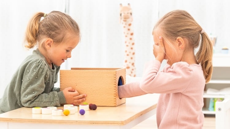 Zwei Kinder spielen ein Fühl-Memo-Spiel