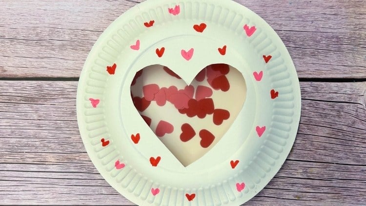 Bastelidee zum Valentinstag oder zum Muttertag aus 2 Papptellern mit Herzen verziert.