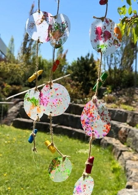 Windspiel aus geschmolzenen Wachsmalstiften