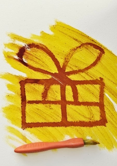 Geschenkpaket mit Natron gemalt und mit Kurkuma sichtbar gemacht