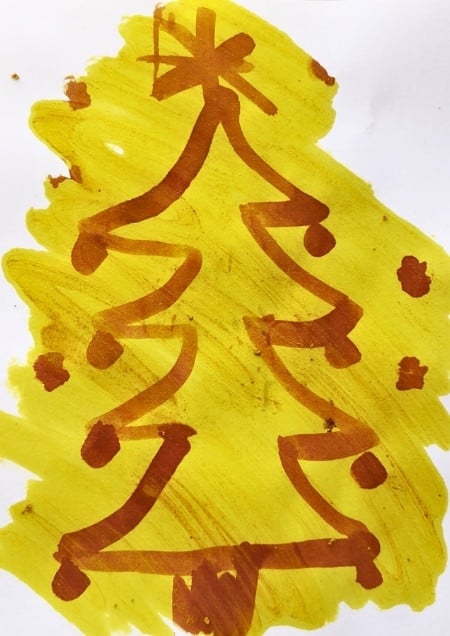 Weihnachtsbaum mit Zaubertinte aus Natron gemalt und mit Kurkuma sichtbar gemacht