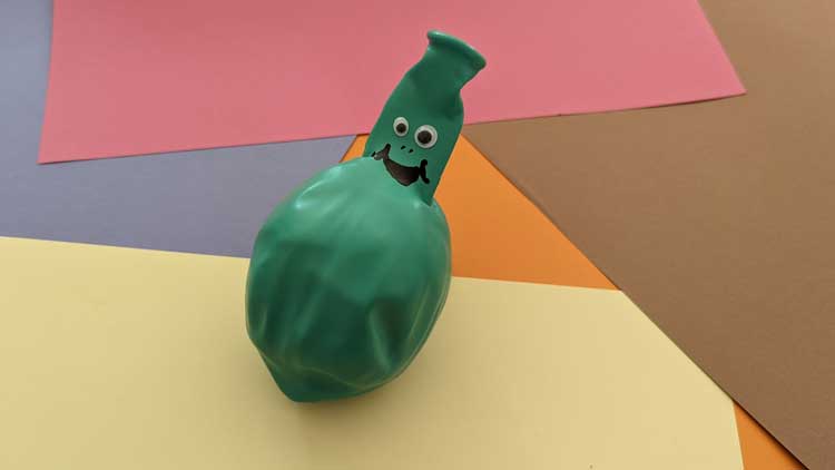 Für ein Pupskissen benötigt man nur einen Schwamm, einen Luftballon und einen Pappstreifen.