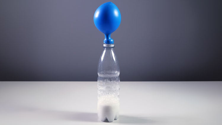 Luftballon auf Plastikflasche
