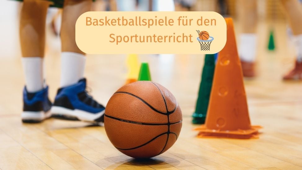 Basketball auf Turnhallenboden, Kegel und Kind