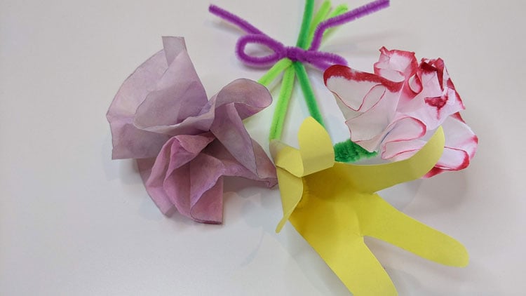 Lilie aus einem Handumriss aus Tonpapier gebastelt, mit Material aus dem Betzold Online-Shop.
