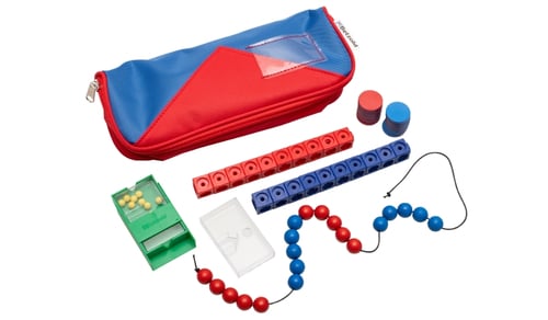 Betzold Schüler-Rechen-Set im Mäppchen rot-blaues Mäppchen mit mathematischen Lernmaterialien auf weißem Hintergrund
