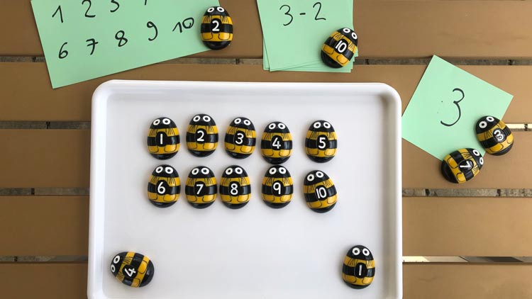 Rechenspiel Bienen zählen mit Steinen in Bienenform aus dem Betzold Online-Shop