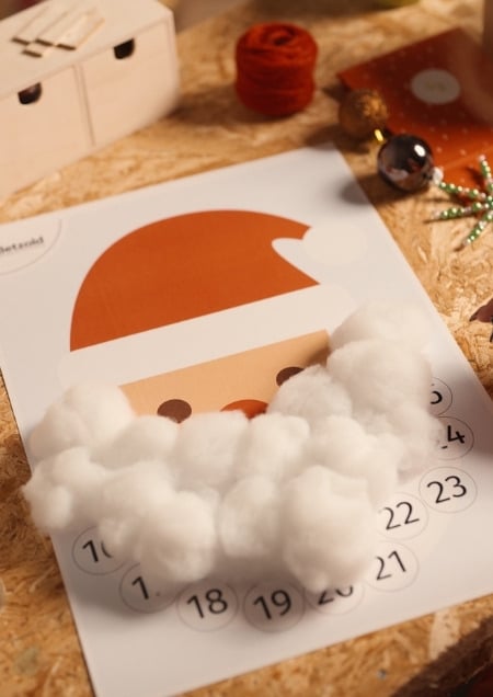 Weihnachtsmann-Countdown mit Watte beklebt.