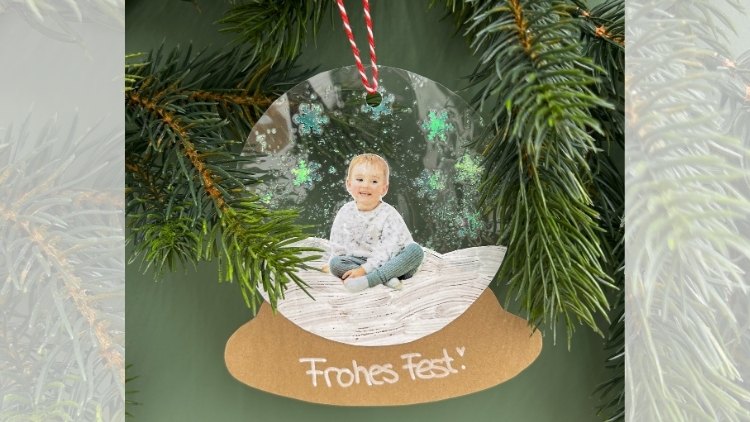 Baumschmuck mit einer Schneekugel, die laminiert wurde.