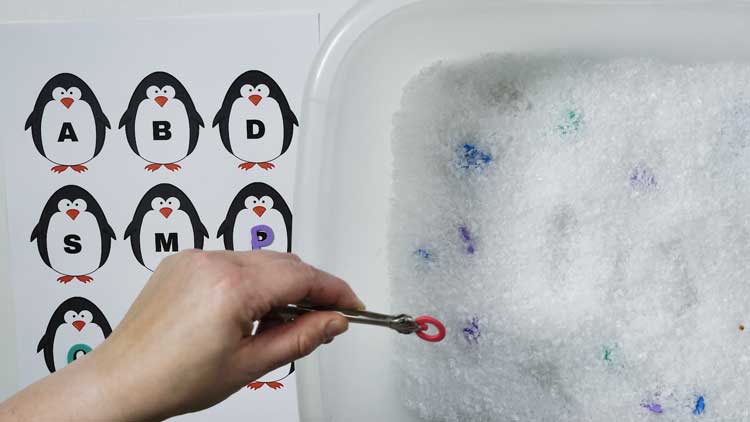 Auch eine Aktionswanne gefüllt mit Kunstschnee sorgt bei Kindern für Beschäftigung.