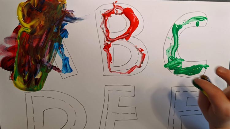 Buchstaben mit Fingerfarbe von betzold.de malen