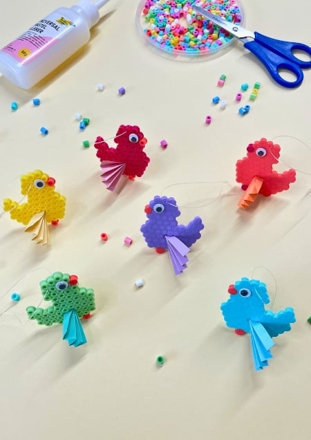 Küken aus Bügelperlen gebastelt, das Papierflügel hat