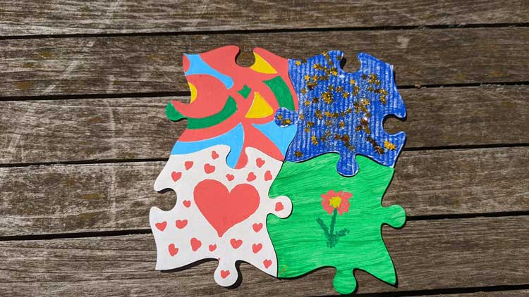 Ein bunt gestaltetes Puzzle aus vorgefertigten Pappteilen, kann eine schöne Deko für den Gruppenraum sein.