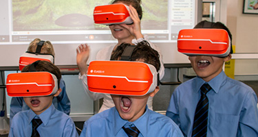 Kinder tragen die ClassVR Brille und sind erstaunt