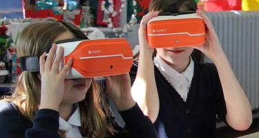 Mädchen tragen die ClassVR Brillen