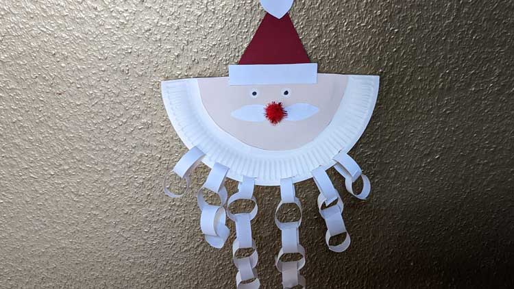 Aus einem Pappteller und 24 Papierstreifen entsteht ein Countdown bis zum Weihnachtsfest.