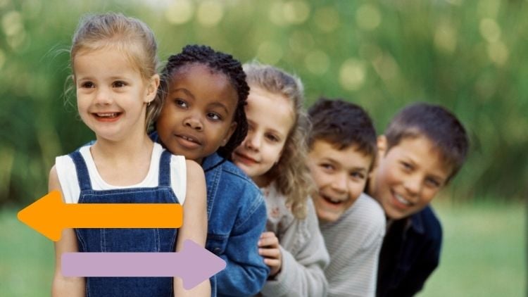 Kinder stehen in einer Reihe
