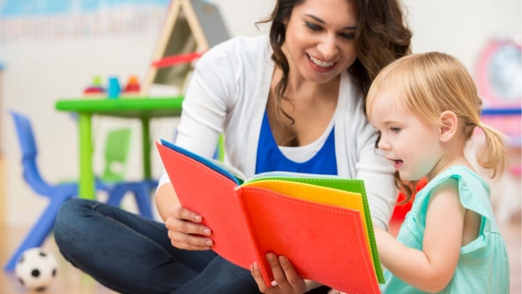 Gemeinsam mit Kindern die Welt der Bücher entdecken, das funktiniert mit dialogischem Lesen.