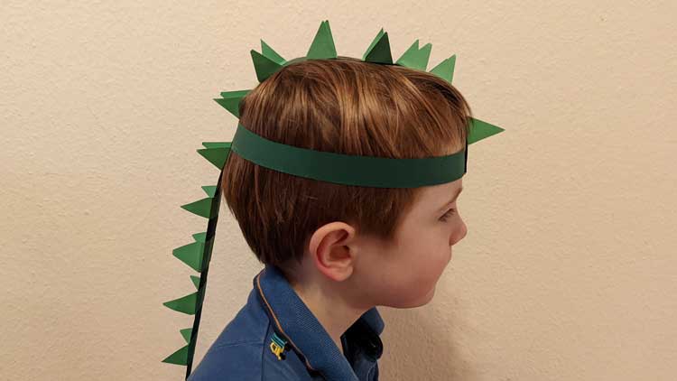 Ein Dino-Kopfschmuck ganz einfach aus Papierstreifen gebastelt.