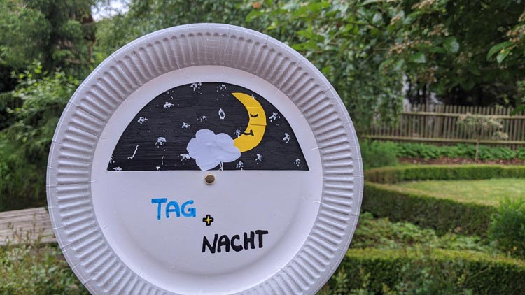 Drehteller Tag und Nacht aus einem Pappteller gebastelt