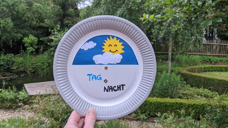 Drehteller Tag und Nacht aus einem Pappteller gebastelt