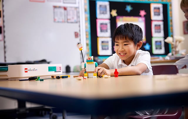 LEGO® Education Naturwissenschaften 5+ Kind spielt mit LEGO® Education Naturwissenschaften Klasse 1-2