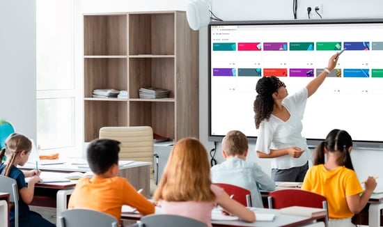 Modernes Klassenzimmer mit digitaler Ausstattung