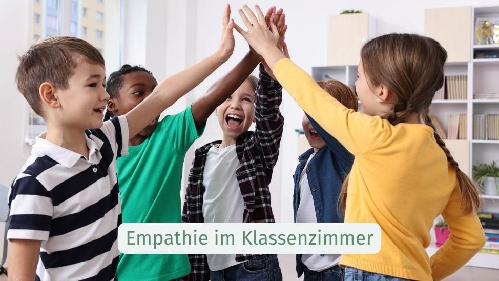 Schüler führen ihe Hände zusammen
