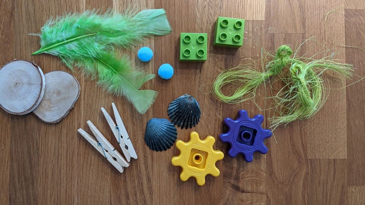 Memo-Spiel aus Gewürzen, Tee und Früchten gebastelt.