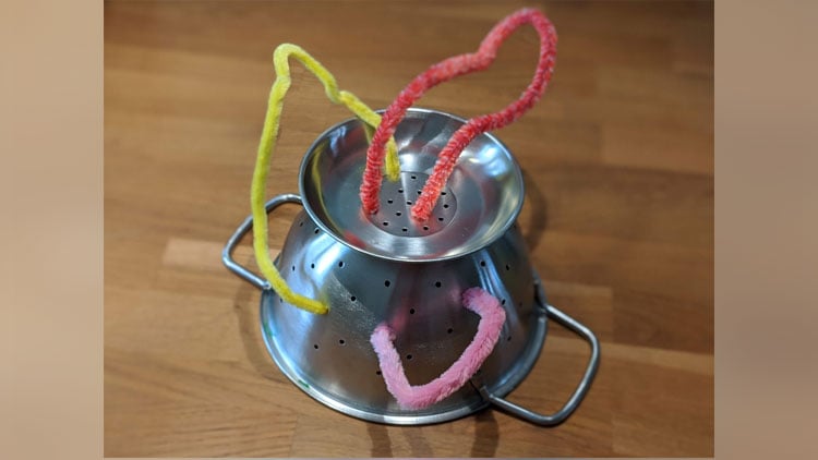 Fädelspiel mit Sieb und Pfeifenputzern