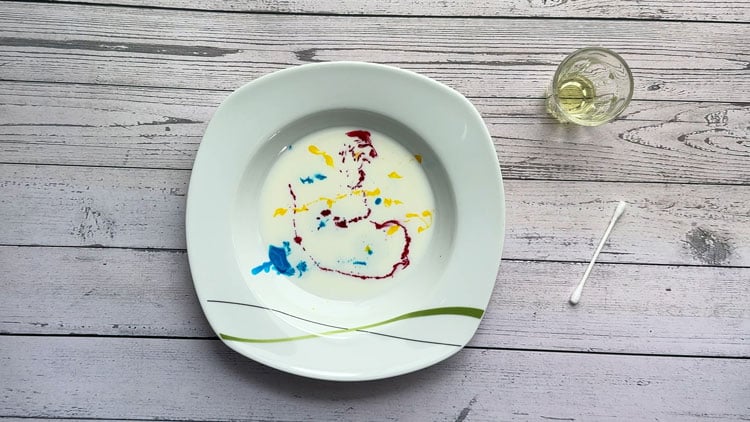Experiment: Farbe in Milch