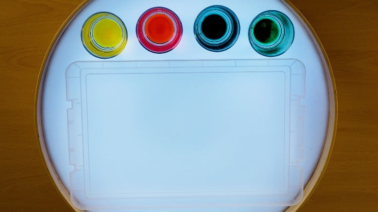 Mit dem Farbmisch-Set von Betzold, einem Leuchttisch und Natron wird das Erleben von Farben zauberhaft.