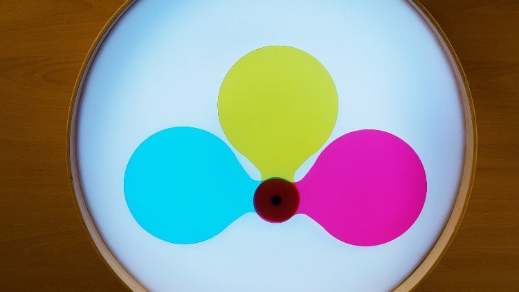 Mit einem Farbmischfächer erforschen die Kinder spielerisch die Farbmischung auf dem Leuchttisch.