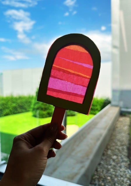 Aus wenig Material entsteht mit Transparentpapier und Klebestift ein Fensterbild.