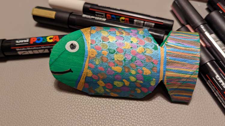 Ein glänzender Fisch gebastelt aus einer Papprolle nach einer Idee aus dem Betzold Blog.