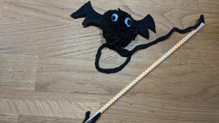 Fledermaus Wolle durch Strohhalm faedeln