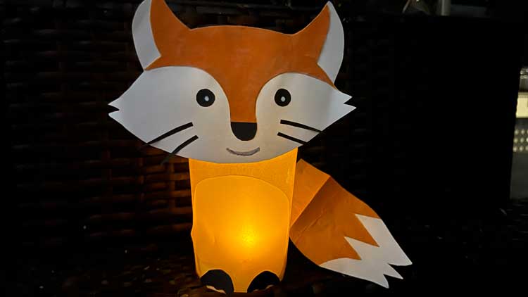 Aus nur 2 Materialien - Tonpapier und Transparentpapier - entsteht schnell eine schöne Fuchslaterne.