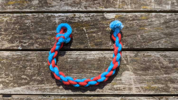 Aus zwei Wollfäden lässt sich schnell und einfach  - in 2 Minuten - ein Armband herstellen.