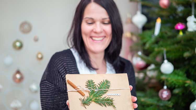 Welche Geschenke Erzieherinnen und Erzieher annehmen dürfen und was sie sich wünschen - alles Wissenswerte im Betzold Blog.