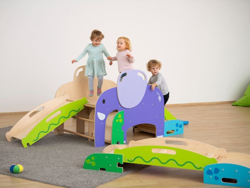 3 Kleinkinder spielen mit Bewegungslandschaft