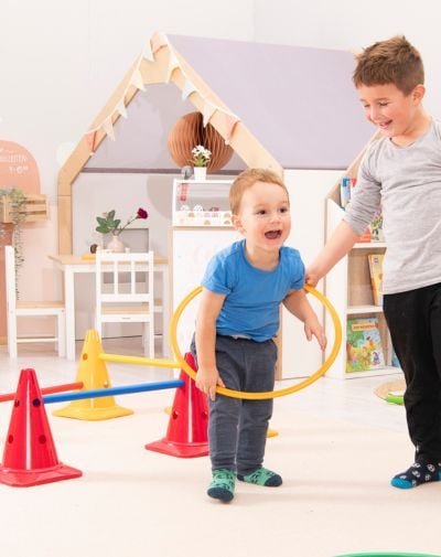Zwei Jungs spielen mit einem Gymnastikreifen