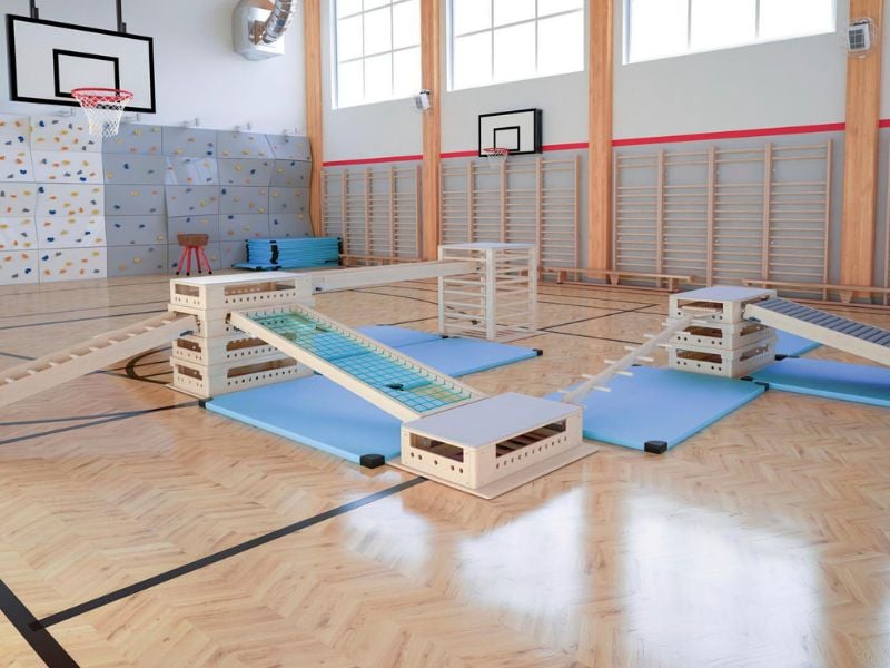 Sporthalle in der diverse Turngeräte aufgebaut sind