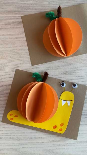 Aus Papier und Klebstoff entsteht mit wenigen Handgriffen eine gruselige Herbstschnecke.