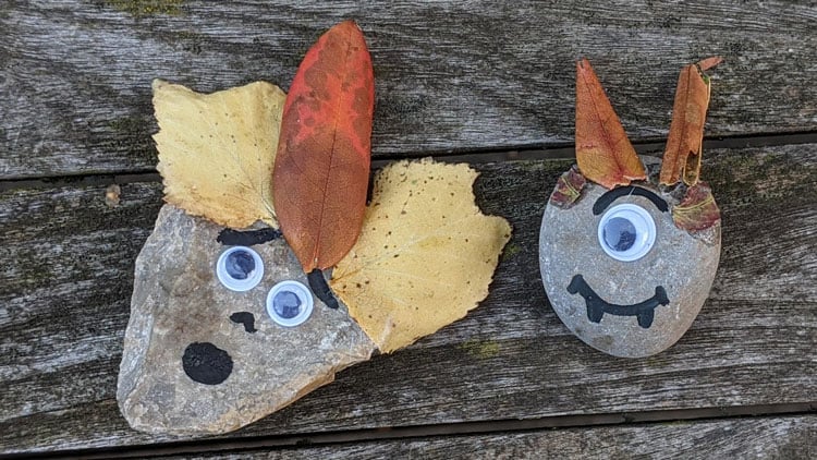 Kieselsteine mit Laub und Wackelaugen beklebt.