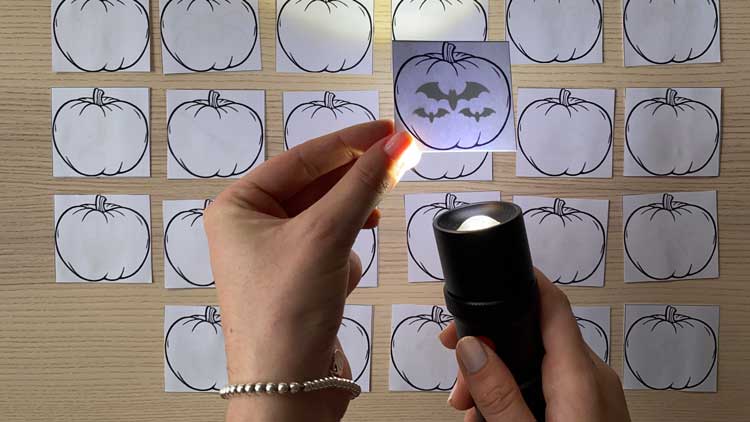 Halloween-Motive einfach runterladen, ausdrucken und zu einem tollen Spiel basteln, das Sprechanlässe schafft.