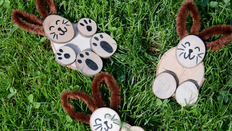 Osterhase aus Holzscheiben gebastelt