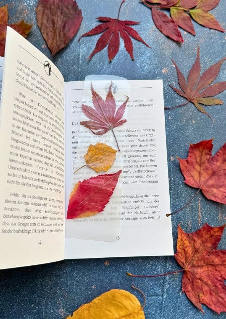 Herbstliches Lesezeichen mit laminiertem Laub