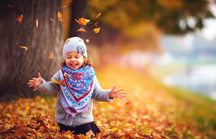 Kind im herbstlichen Wald